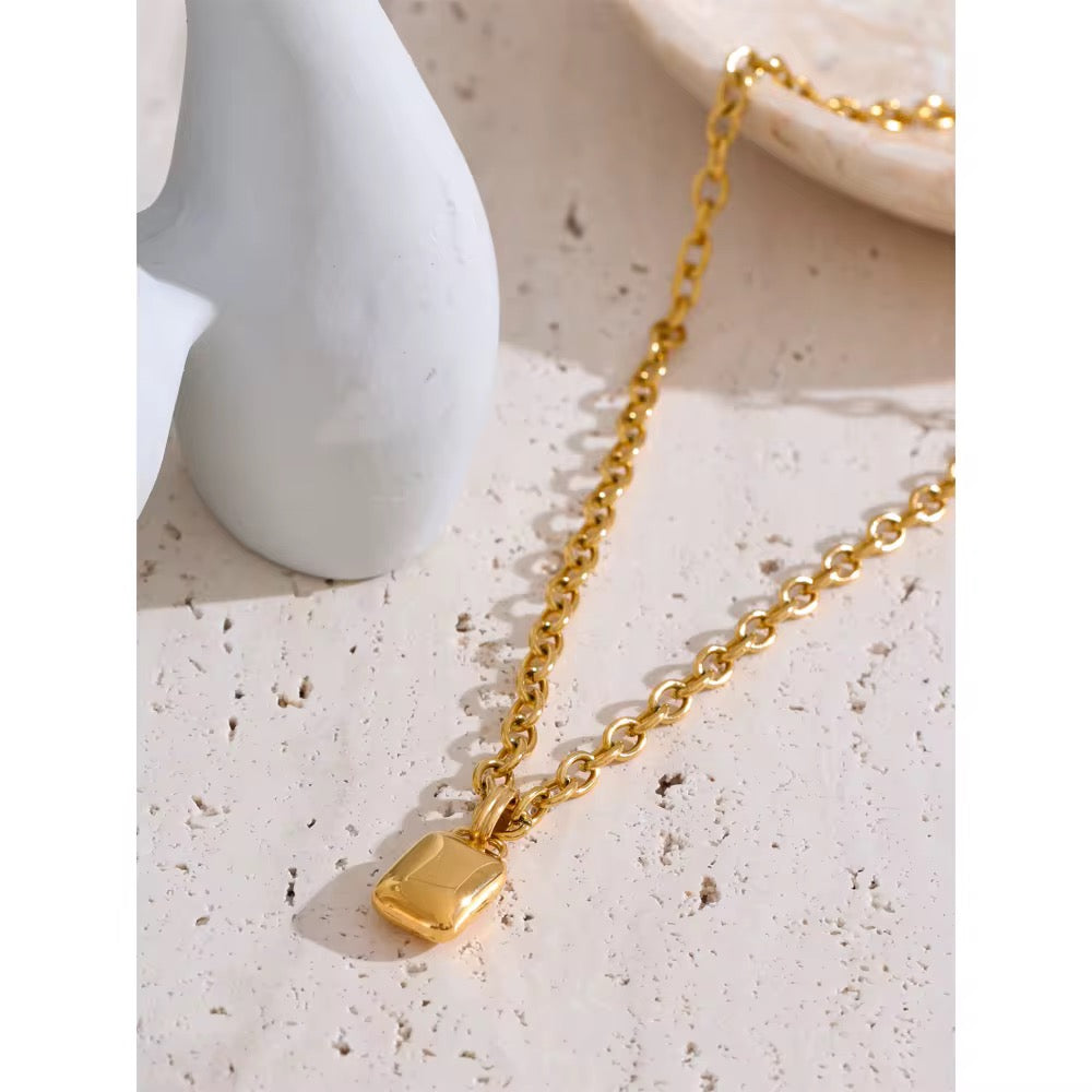 
                  
                    Amara Gold Pendant Necklace – Waterproof Gold-Plated Stainless Steel
                  
                