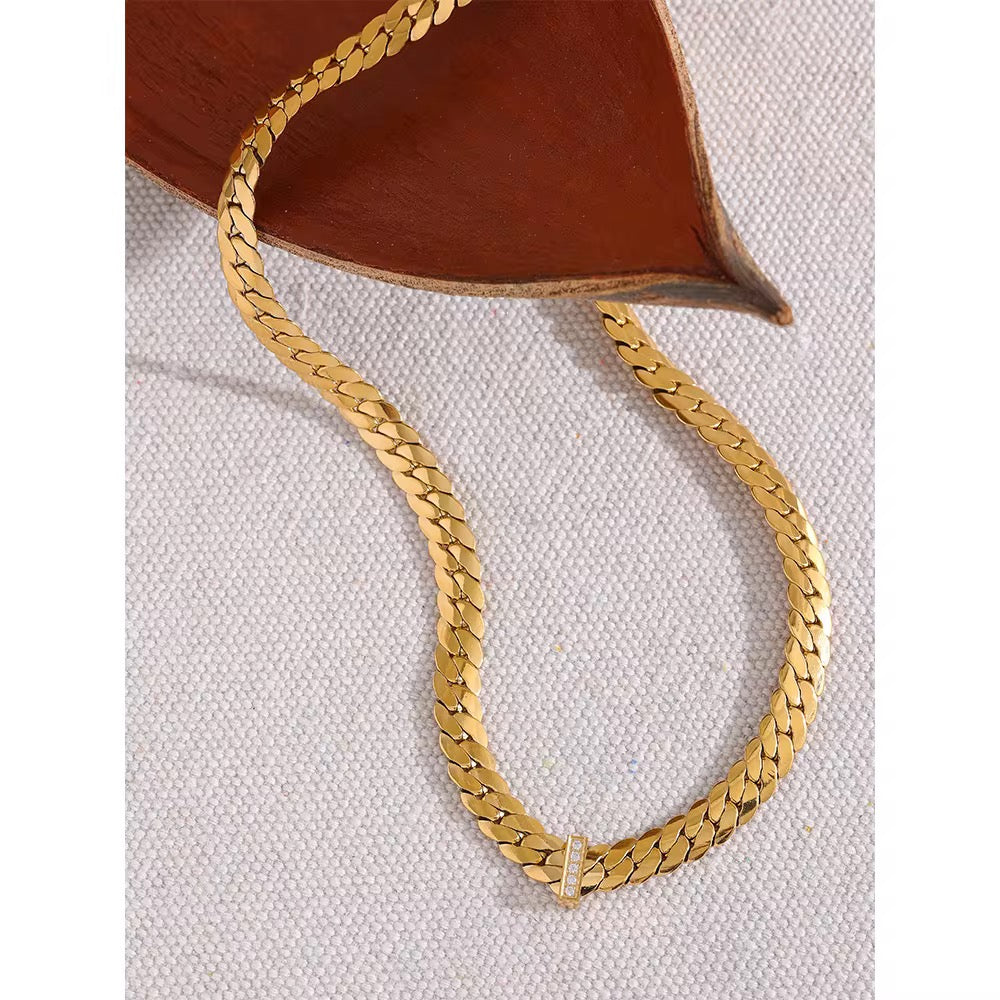 
                  
                    Valentina Crystal Curb Chain Necklace – Waterproof Gold-Plated Stainless Steel
                  
                